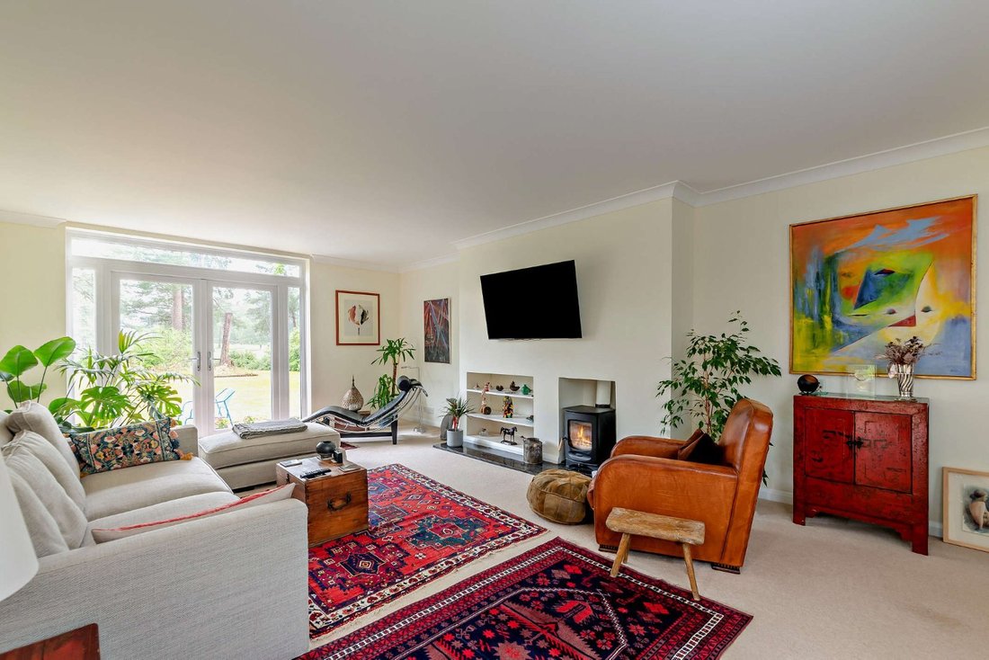 Bungalow in Guildford, England 1 - 18236998