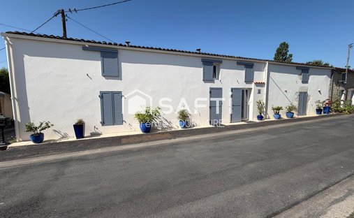 House in Verines, Nouvelle-Aquitaine, France 1