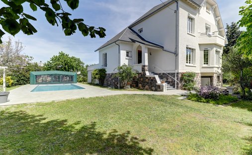 House in Mozac, Auvergne-Rhône-Alpes, France 1