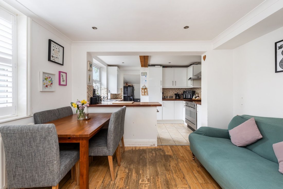 House in Horsham, England 3 - 18245507