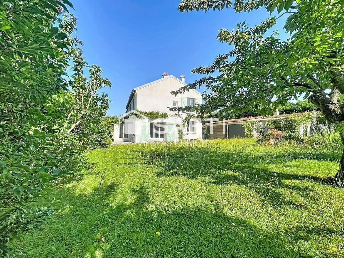 House in Montigny-le-Bretonneux, Ile-de-France, France 1 - 18240853