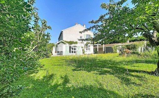 House in Montigny-le-Bretonneux, Ile-de-France, France 1