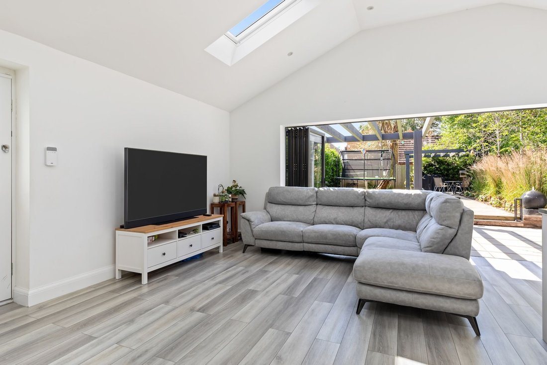 Bungalow in Horsham, England 4 - 18245375