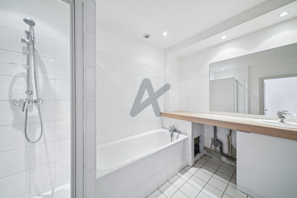 Apartment in Champvert-Point du Jour-Saint Irénée, Lyon 5e Arrondissement, Lyon 5 - 18243086