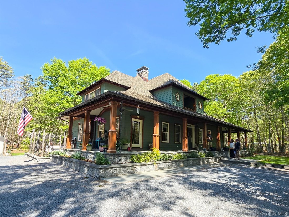 House in Manorville, New York, United States 3 - 18244661