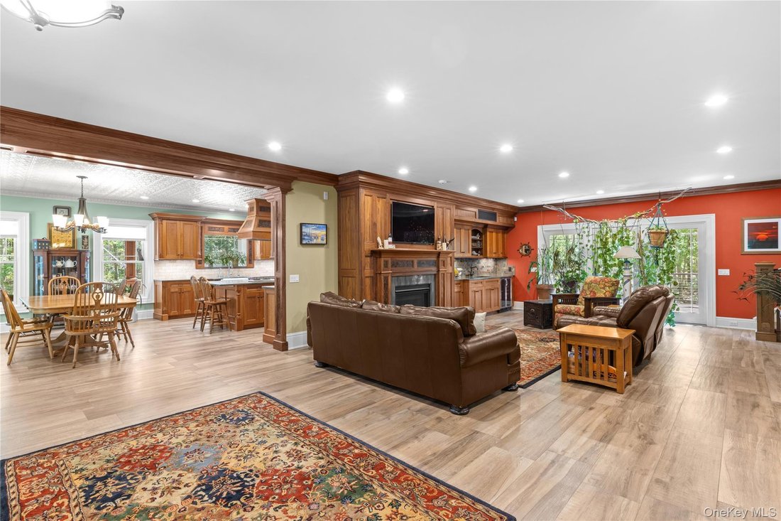 House in Manorville, New York, United States 5 - 18244661