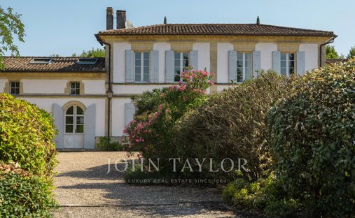 Castle in Cubnezais, Nouvelle-Aquitaine, France 1