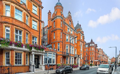 Apartment in Mayfair, Westminster, England 1