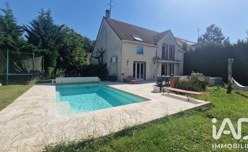 House in Nord Ouest, Lesigny, France 1