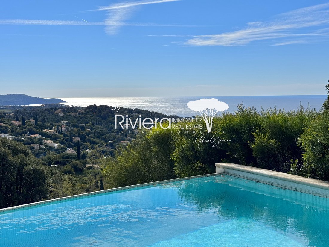 Villa in La Croix-Valmer, Provence-Alpes-Côte d'Azur, France 1 - 17562477