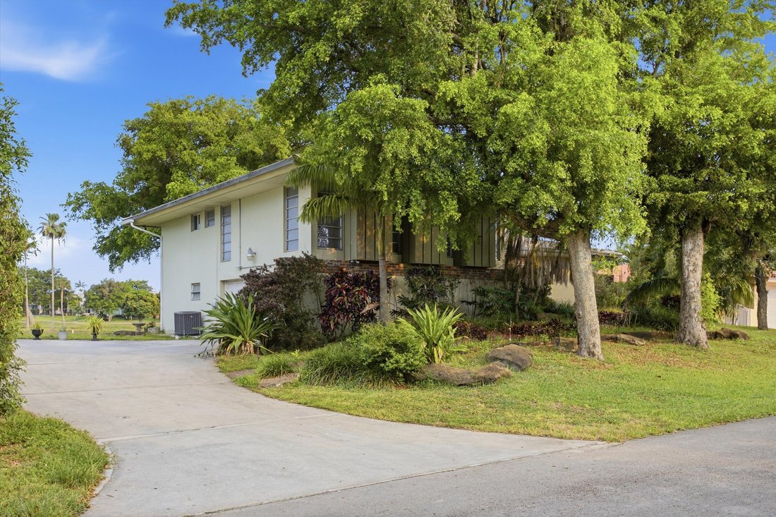 House in Hialeah, Florida, United States 3 - 18240832