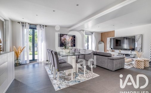 House in Villeneuve-Saint-Denis, Ile-de-France, France 1