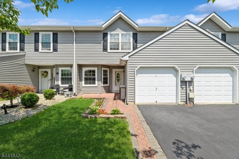 Condo in Freehold Township, New Jersey, United States 1 - 18245244