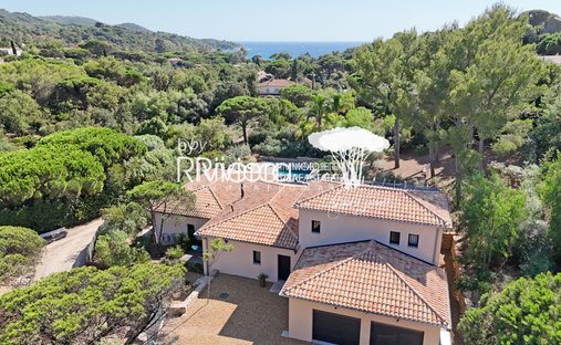 Estate in La Croix-Valmer, Provence-Alpes-Côte d'Azur, France 1