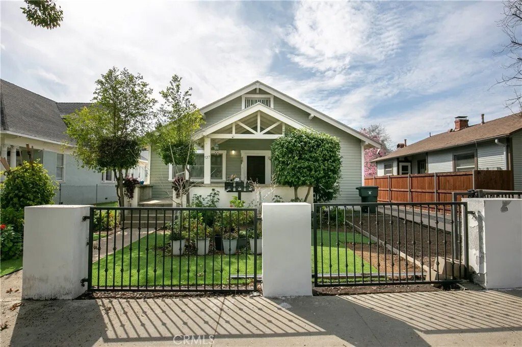 Altadena, California, United States 2 - 18245192