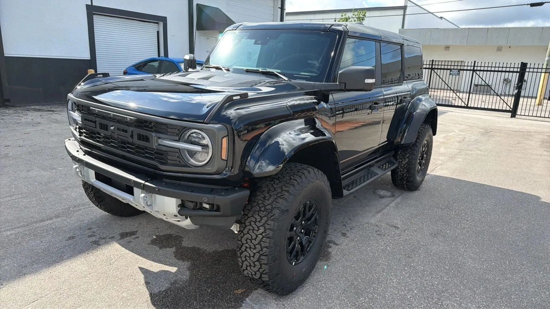 Suv in Naples, FL, United States 1 - 18240538