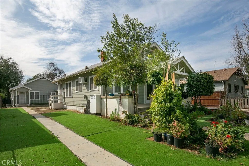 Altadena, California, United States 4 - 18245192