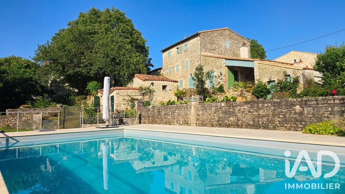 House in Niort, Nouvelle-Aquitaine, France 1 - 18247141