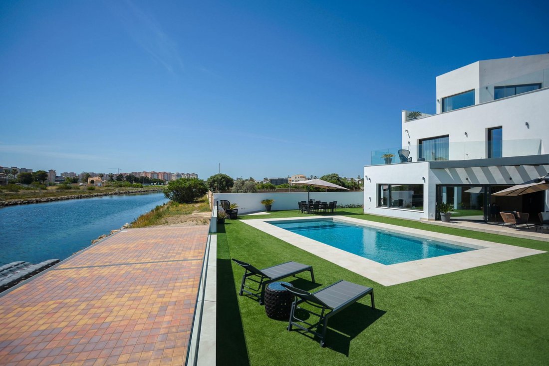 Villa in La Manga del Mar Menor, San Javier, Región de Murcia 1 - 18238285