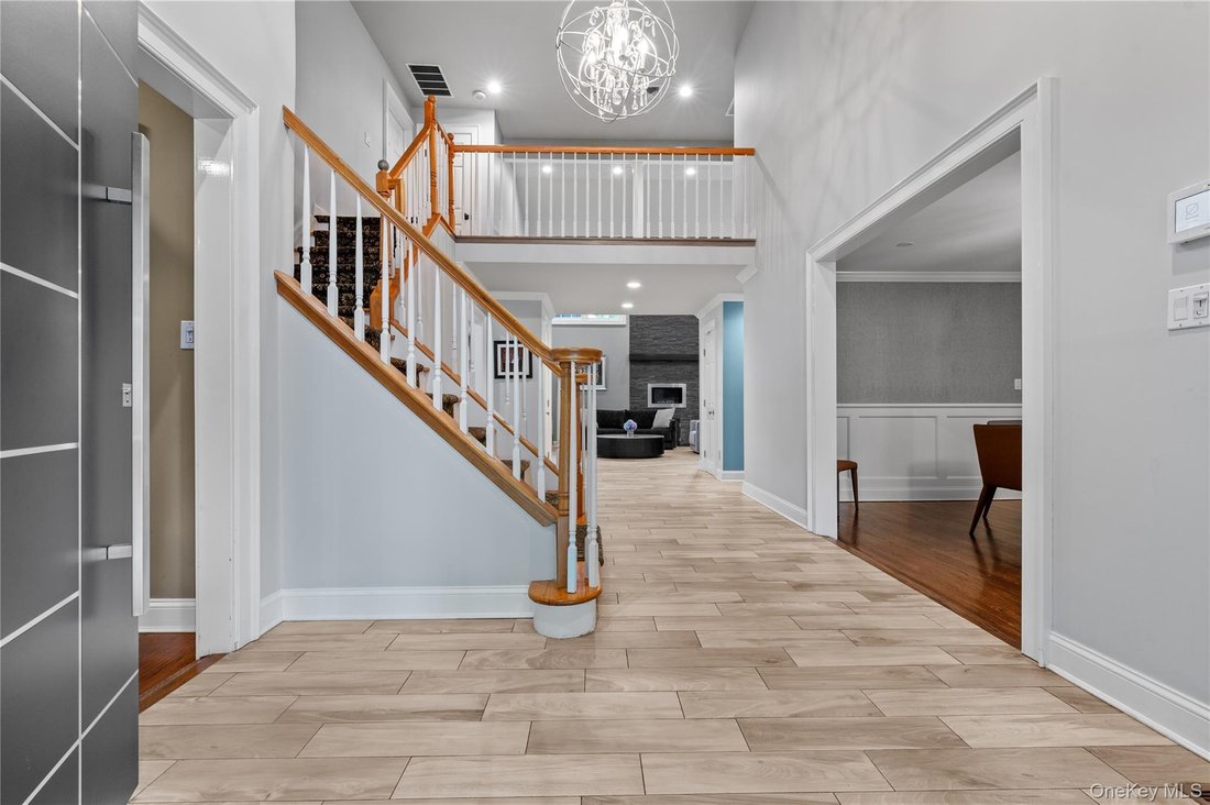 House in Syosset, New York, United States 3 - 18240825