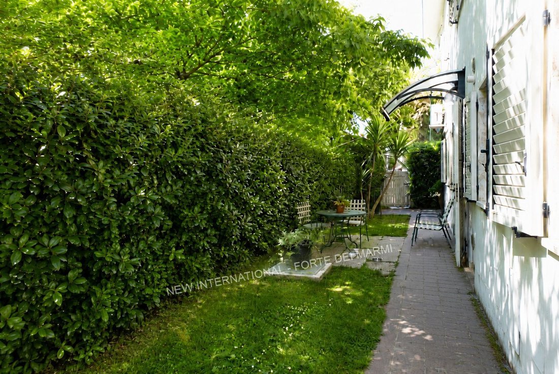 House in Vittoria Apuana, Forte dei Marmi, Tuscany 4 - 18237507