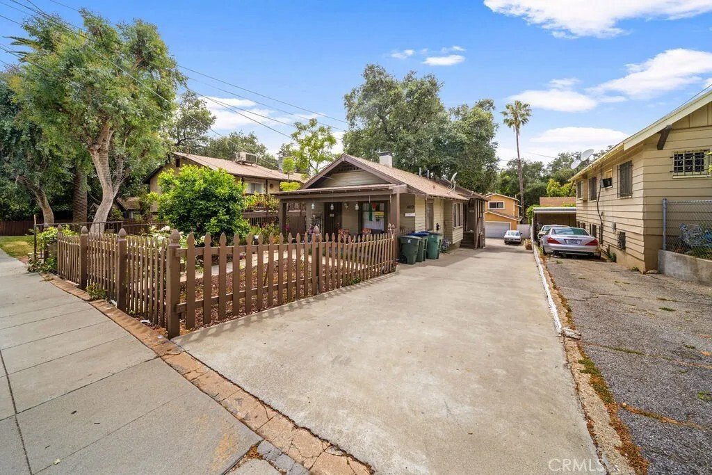 Altadena, California, United States 3 - 18245121