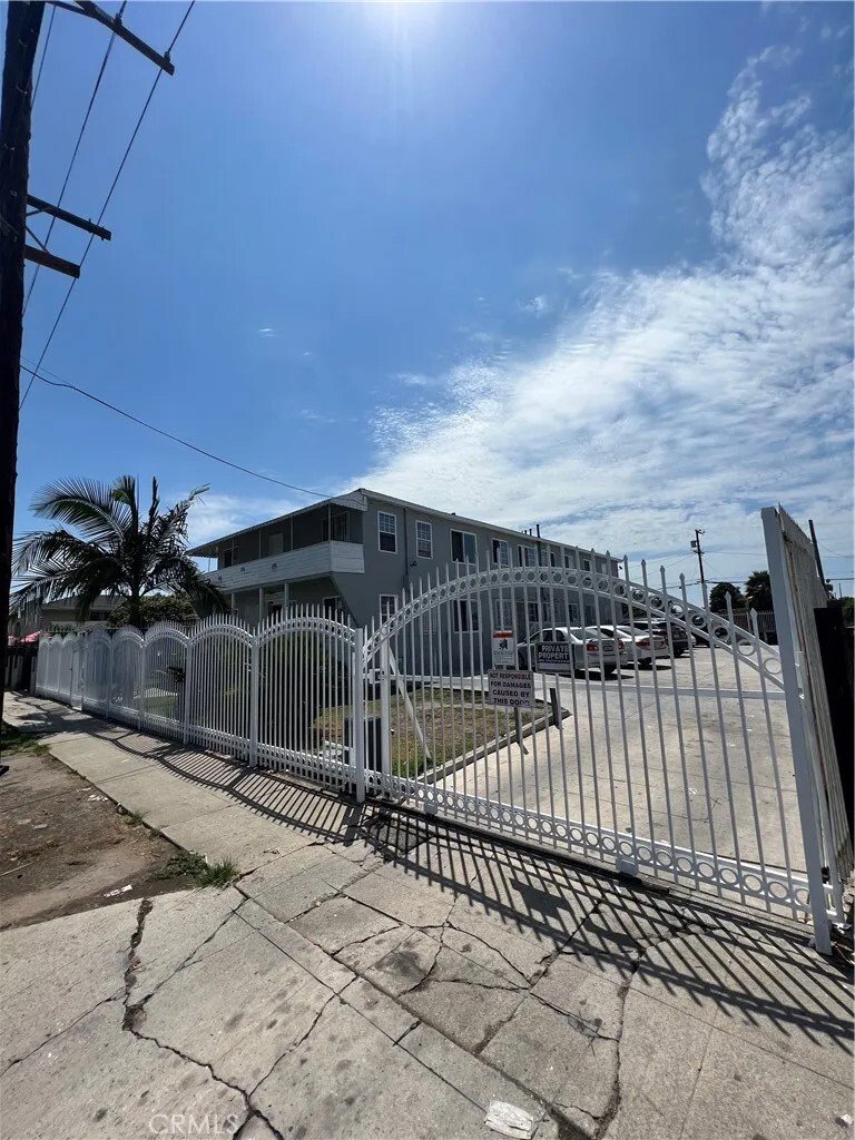 Los Angeles, California, United States 3 - 18245158