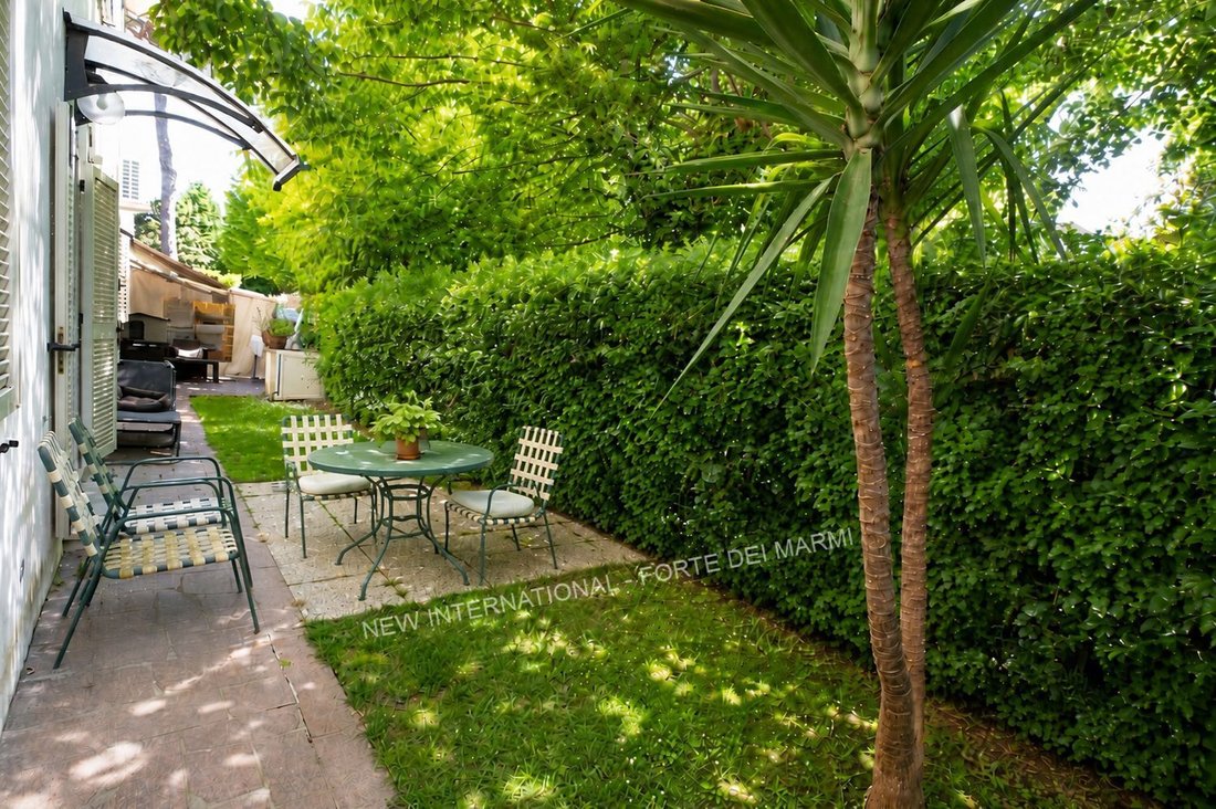 House in Vittoria Apuana, Forte dei Marmi, Tuscany 3 - 18237507