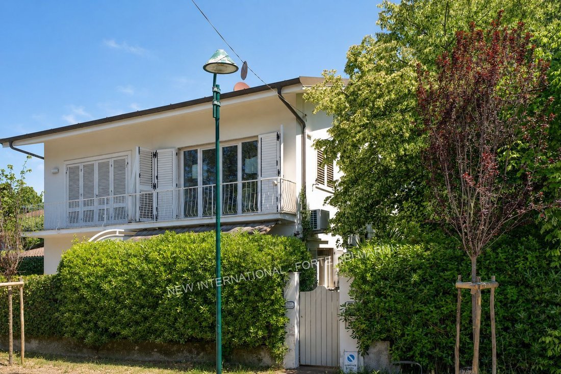House in Vittoria Apuana, Forte dei Marmi, Tuscany 1 - 18237507