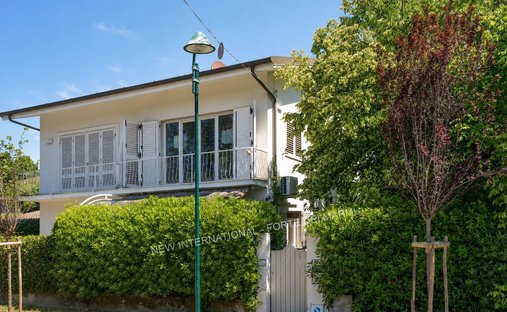 House in Vittoria Apuana, Forte dei Marmi, Tuscany 1