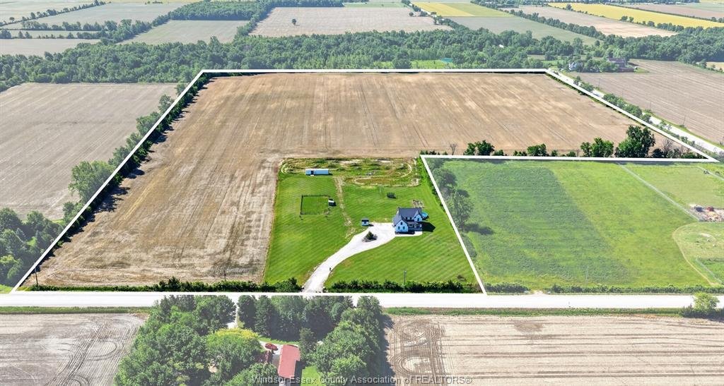 House in Essex, Ontario, Canada 1 - 18242549