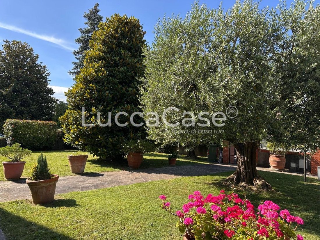 Villa in Center, Capannori, Tuscany 2 - 15745361