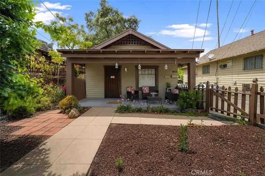 Altadena, California, United States 1 - 18245121