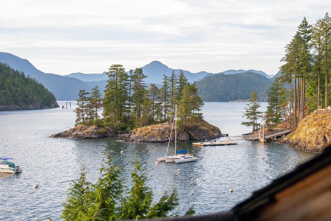 House in Bowen Island, British Columbia, Canada 3 - 18248182
