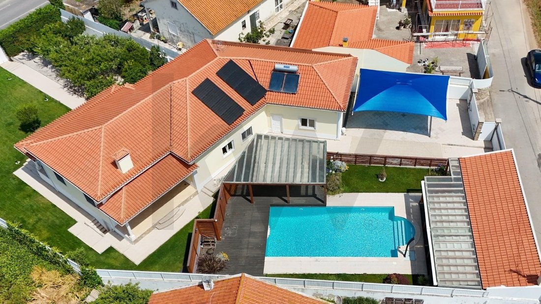 Townhouse in Sao Pedro da Cadeira, Lisbon, Portugal 2 - 18248312