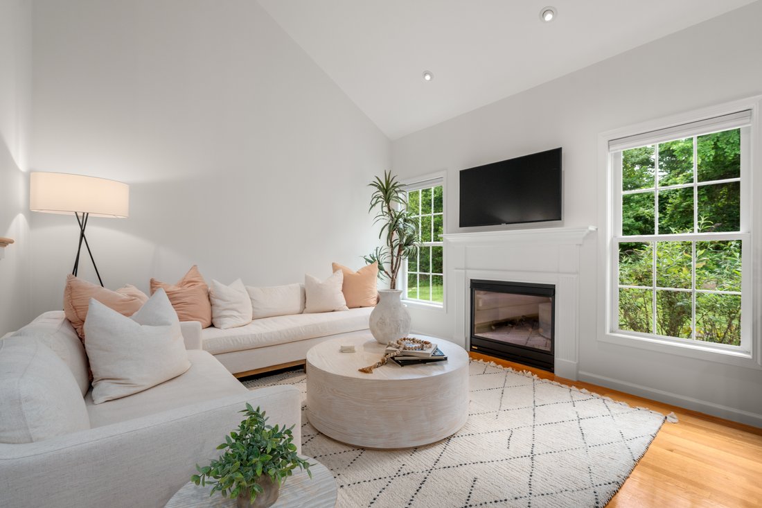 House in Milford, Massachusetts, United States 2 - 18248954