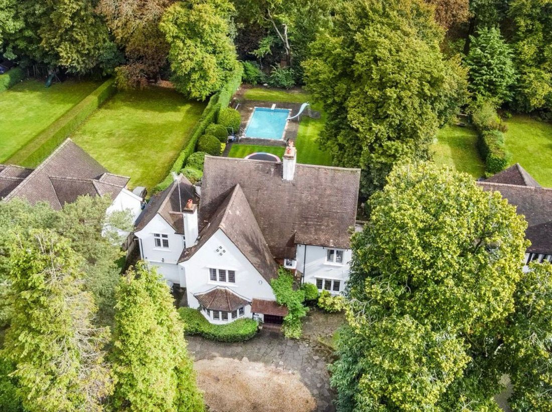 House in Woodcote Green, London Borough of Croydon, England 1 - 17641005