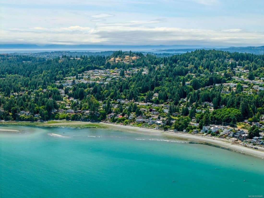 House in Saanich, British Columbia, Canada 2 - 18248737
