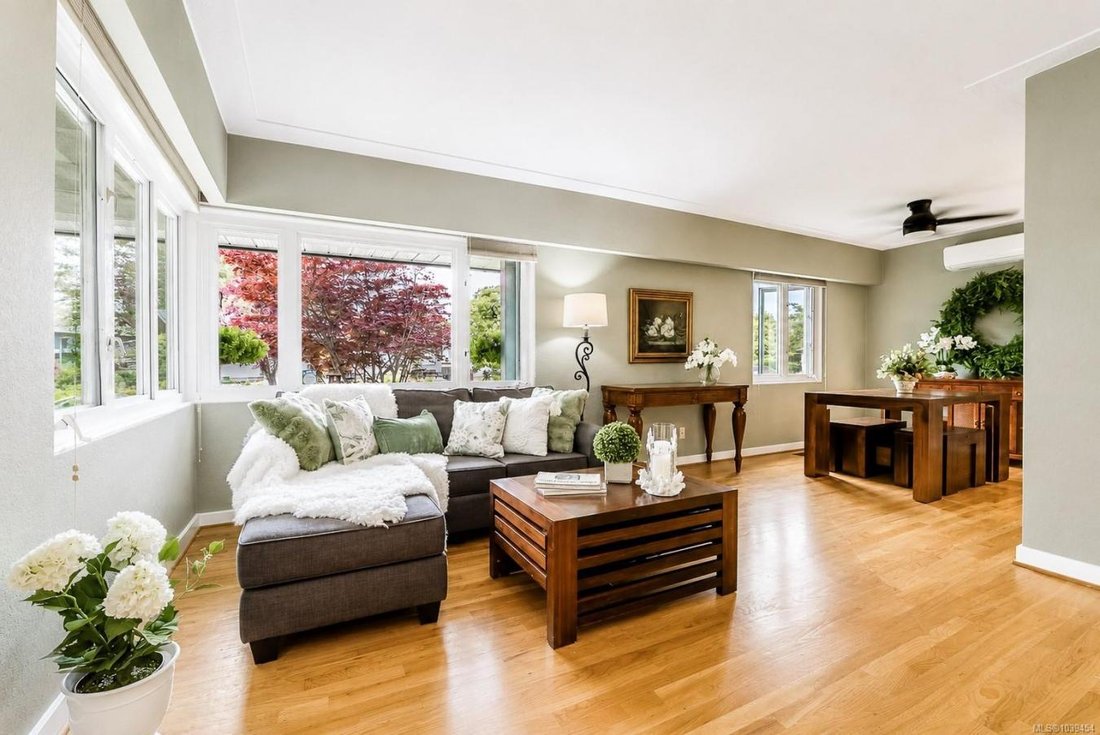 House in Oak Bay, British Columbia, Canada 2 - 18248730