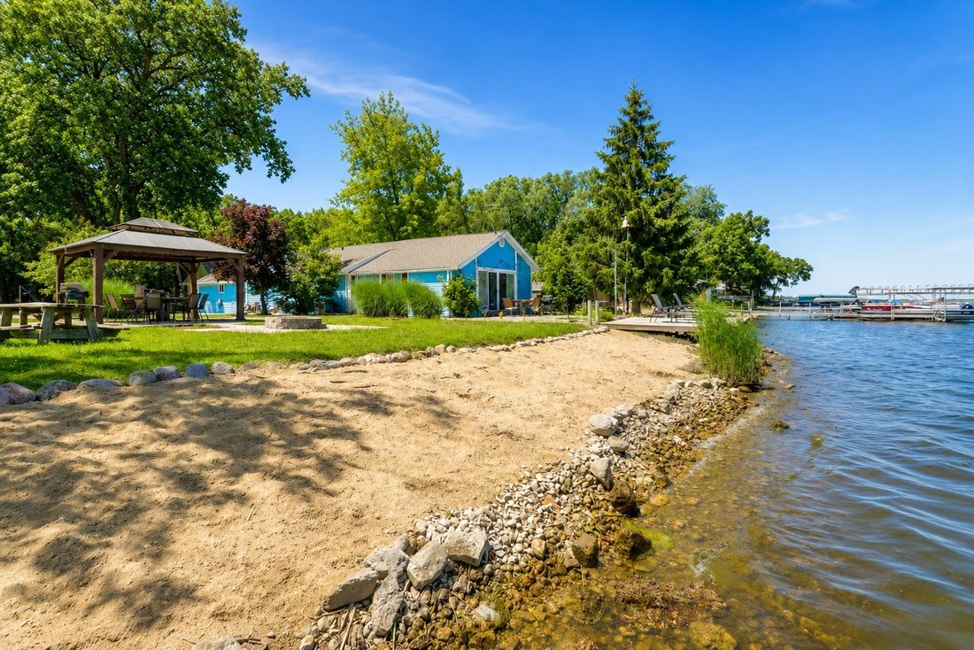 Fox Lake, Illinois, United States 1 - 18248321