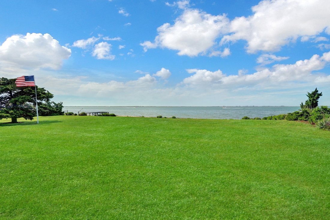 Hampton Bays, New York, United States 3 - 18249725