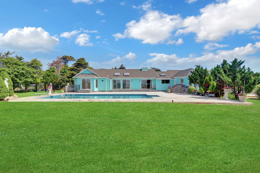 Hampton Bays, New York, United States 2 - 18249725