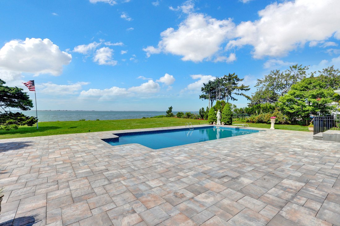 Hampton Bays, New York, United States 4 - 18249725