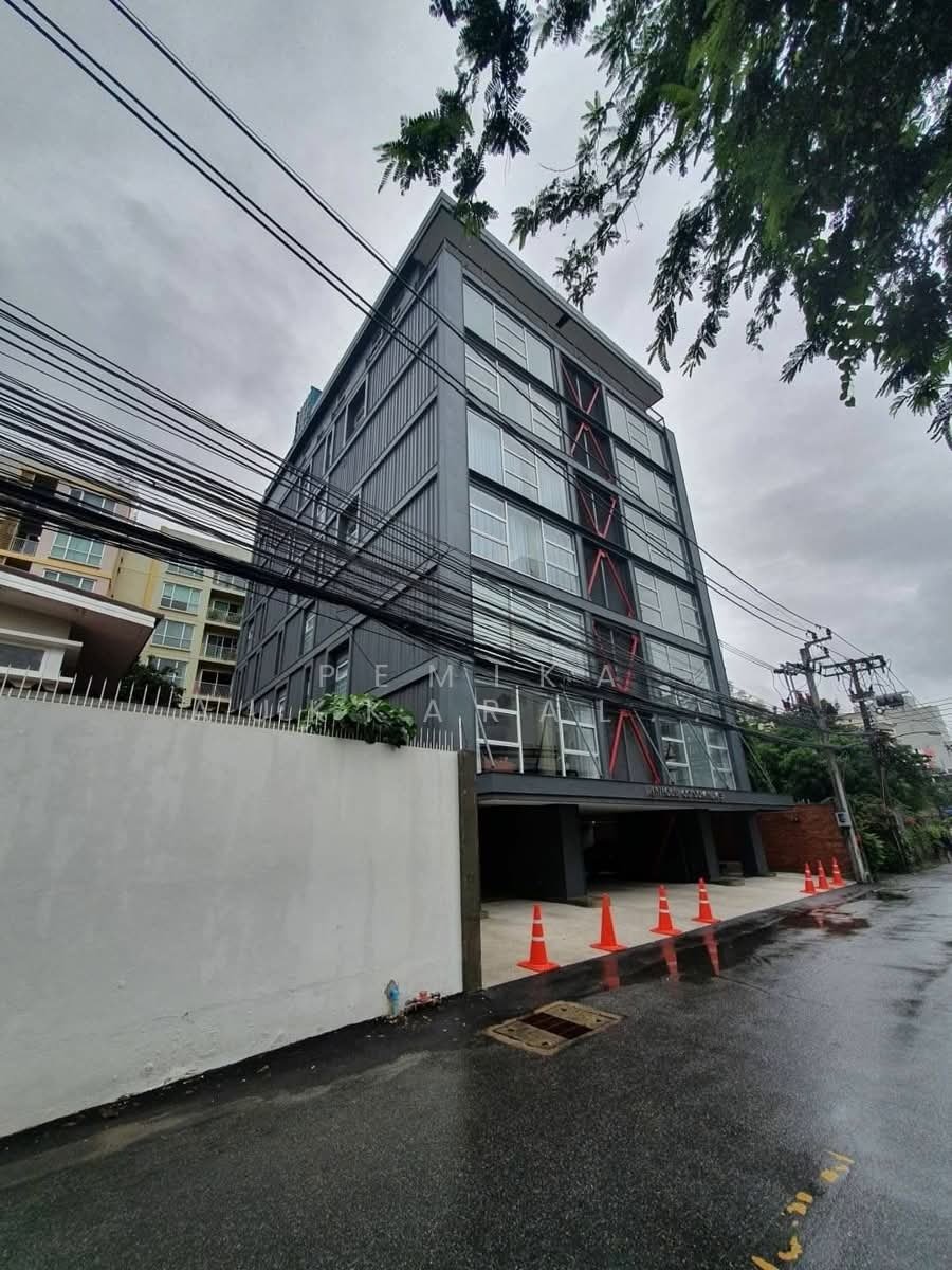 Condo in Phra Khanong Nuea, Bangkok, Thailand 1 - 18255022