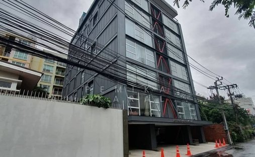 Condo in Phra Khanong Nuea, Bangkok, Thailand 1