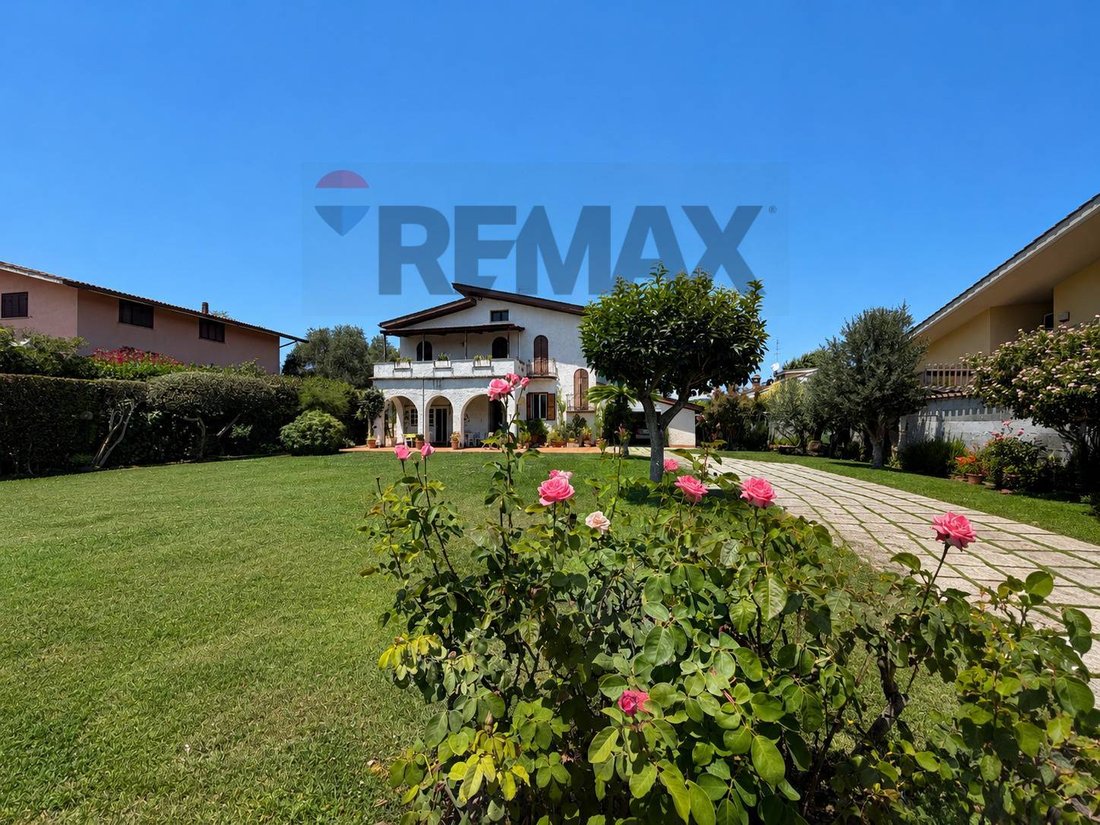 Villa in Infernetto, Rome, Lazio 2 - 18256555