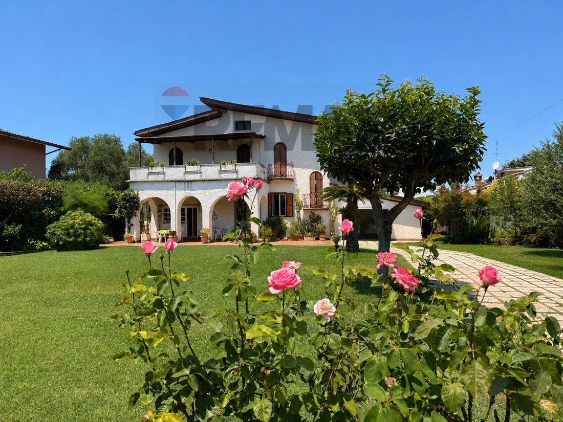 Villa in Infernetto, Rome, Lazio 1 - 18256555