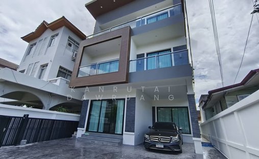 Casa en Phra Khanong Nuea, Bangkok, Tailandia 1