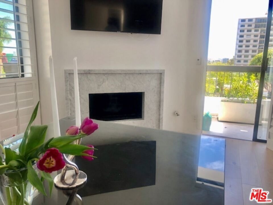 Condo in Los Angeles, California, United States 3 - 18253751