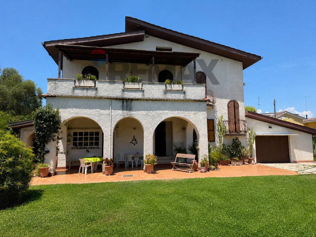 Villa in Infernetto, Rome, Lazio 3 - 18256555